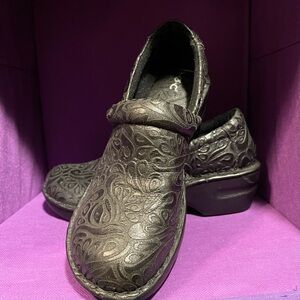 BØC - New- Black Embossed Clogs